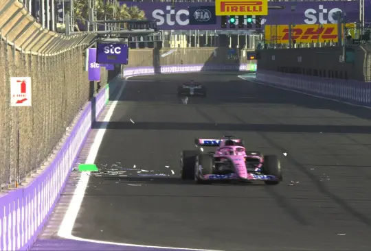 La práctica 1 del GP de Arabia Saudita fue parado por una situación inusual La práctica 1 del GP de Arabia Saudita fue parado por una situación inusual