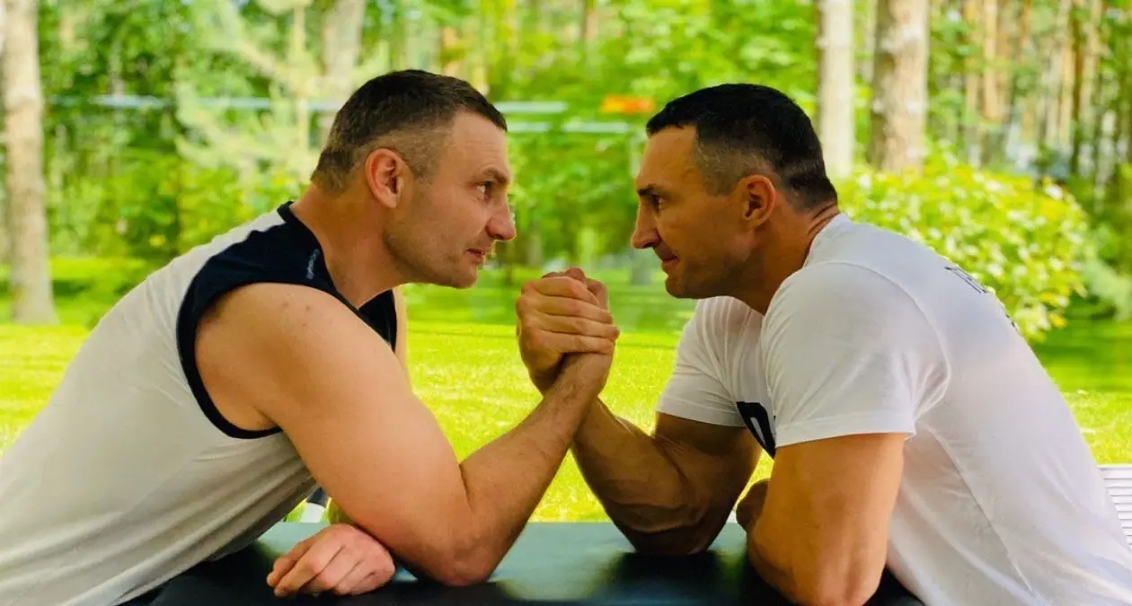 Los hermanos Klitschko, Vitali y Wladimir, también reconocieron que si era necesario se unirían en el ejército. Wladimir se inscribió hace unos meses en el ejército.