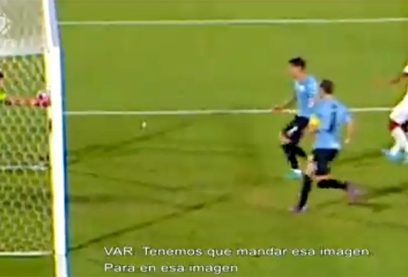 La jugada de la pol&eacute;mica entre Uruguay y Per&uacute;