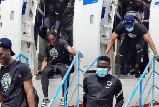 Los jugadores nigerianos bajando del avión Los jugadores nigerianos bajando del avión