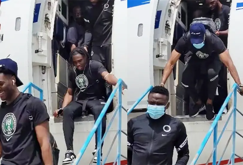 Los jugadores nigerianos bajando del avión Los jugadores nigerianos bajando del avión