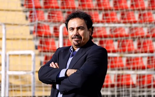 Hugo S&aacute;nchez vuelve a levantar la mano para dirigir al Tricolor. 