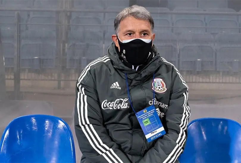 Gerardo Tata Martino se ausent&oacute; del juego de M&eacute;xico ante Honduras por un problema en su ojo. 