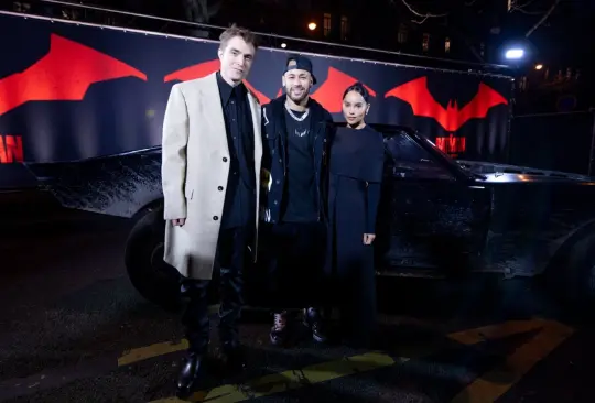 Neymar con Robert Pattinson y Zoë Kravitz, protagonistas de The Batman