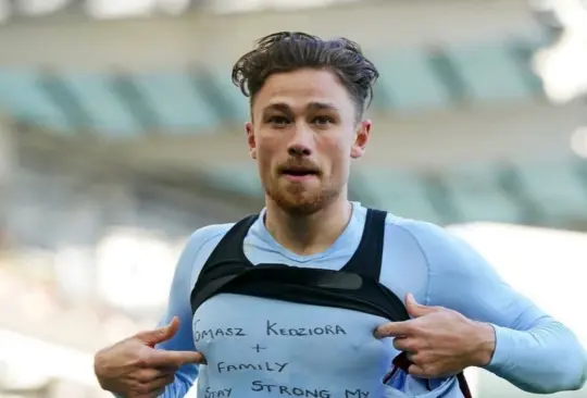 Matty Cash, futbolista del Aston Villa, celebra un gol sin camiseta. Matty Cash, futbolista del Aston Villa, celebra un gol sin camiseta.