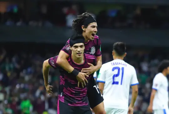 Jiménez celebra su gol con Erick Gutiérrez.