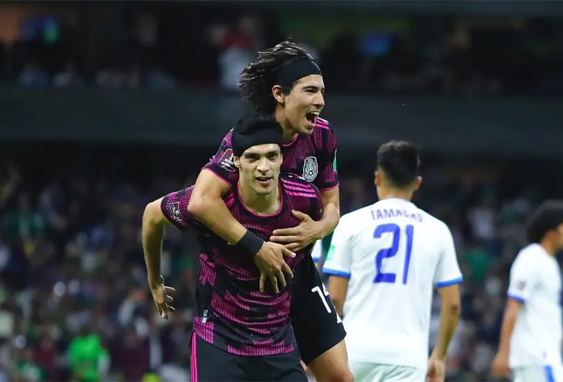 Jim&eacute;nez celebra su gol con Erick Guti&eacute;rrez.