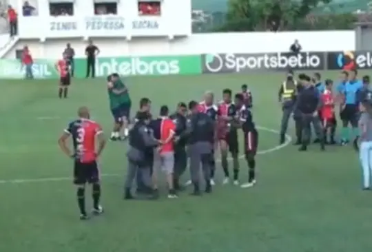 Aficionado invade la cancha, derriba al árbitro y es arrestado