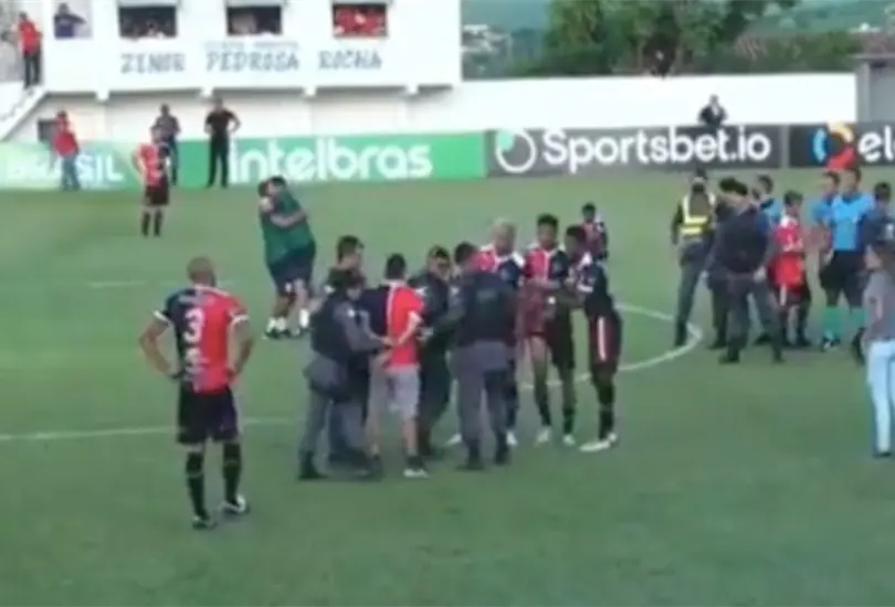Aficionado invade la cancha, derriba al &aacute;rbitro y es arrestado