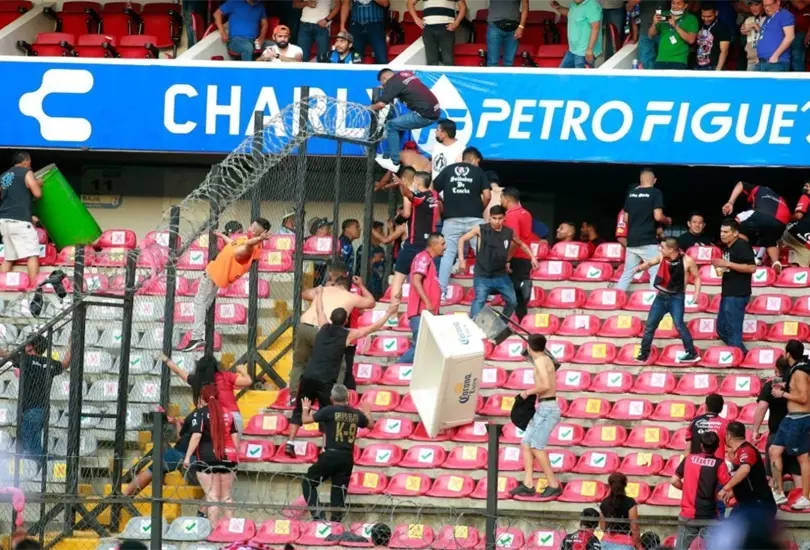 El partido entre Quer&eacute;taro y Atlas fue suspendido por los actos violentos en el Estadio Corregidora. 