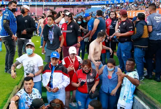 Aficionados huyen de la violencia en el Estadio Corregidora de Querétaro 