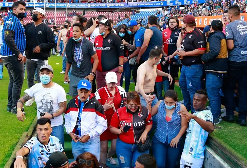 Aficionados huyen de la violencia en el Estadio Corregidora de Quer&eacute;taro 