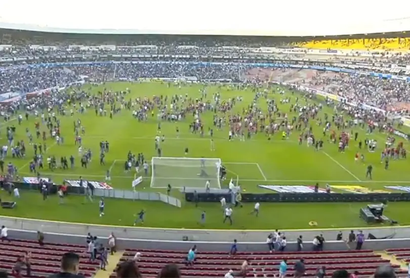 Aficionados de Qur&eacute;taro y Atlas protagonizaron una batalla campal en el Estadio Corregidora.