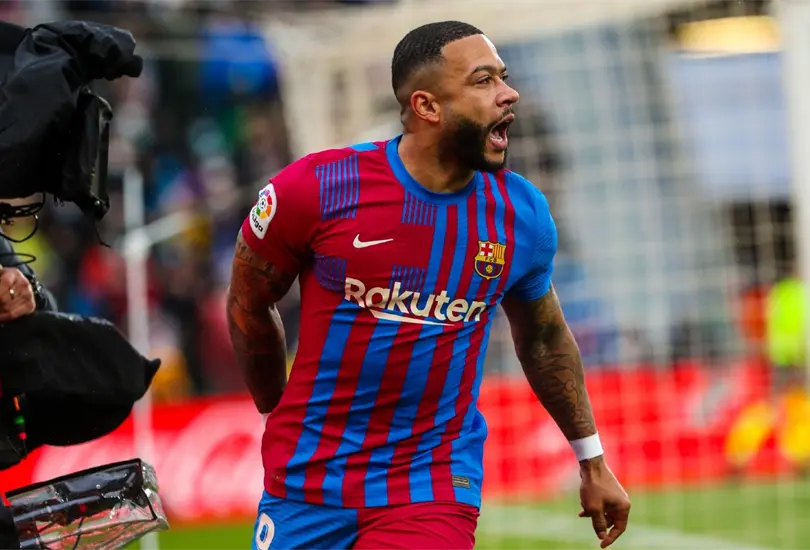 Memphis Depay celebra el gol del triunfo del Barcelona sobre el Elche Memphis Depay celebra el gol del triunfo del Barcelona sobre el Elche