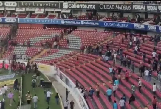 Familias que se dieron cita en el Estadio Corregidora buscaban como huir. 