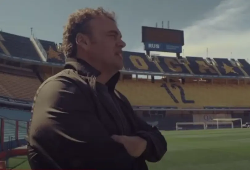 El periodista de ESPN afirma que hay grupos criminales refugiados en las barras de los equipos.