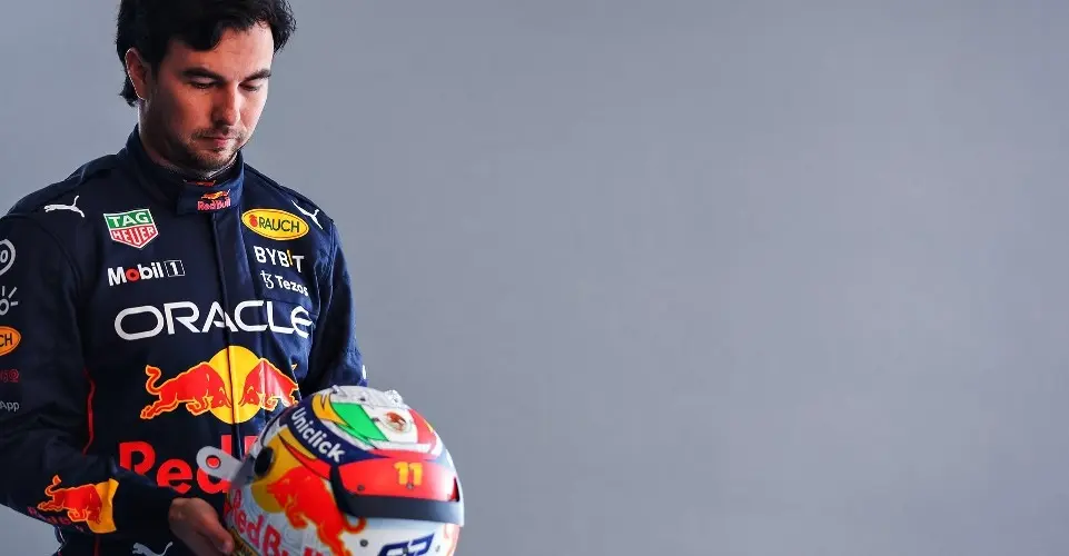 Checo con su casco personalizado