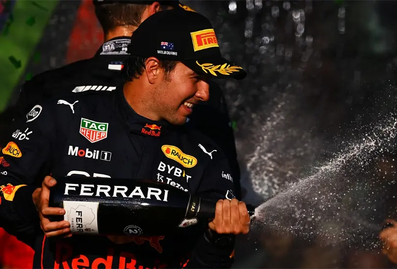 Checo Pérez celebra que subió al podio en el GP de Australia Checo Pérez celebra que subió al podio en el GP de Australia