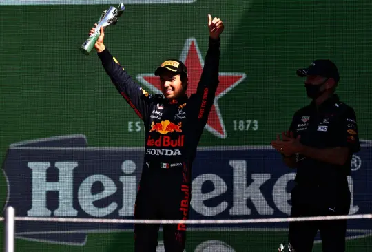 Checo Pérez celebra su podio en el GP de México 2021