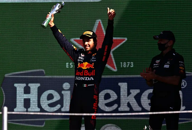 Checo P&eacute;rez celebra su podio en el GP de M&eacute;xico 2021