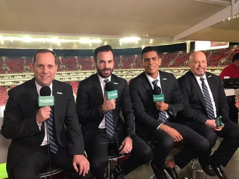 Paco Villa es uno de los comentaristas estelares de la cadena TUDN. Foto: Instagram @paco_villa_