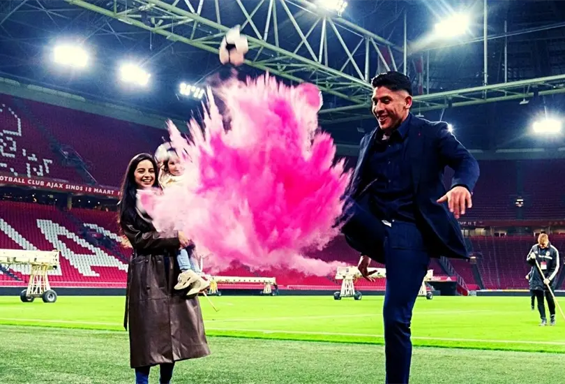 El futbolista mexicano ser&aacute; pap&aacute; por segunda ocasi&oacute;n y no dud&oacute; en celebrar a lo grande.