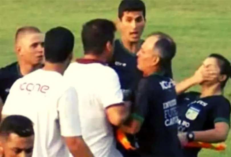 El técnico se molestó con el árbitro central, debido a que pitó el final del primer tiempo y no dejó que su equipo cobrara un tiro de esquina. El técnico se molestó con el árbitro central, debido a que pitó el final del primer tiempo y no dejó que su equipo cobrara un tiro de esquina.