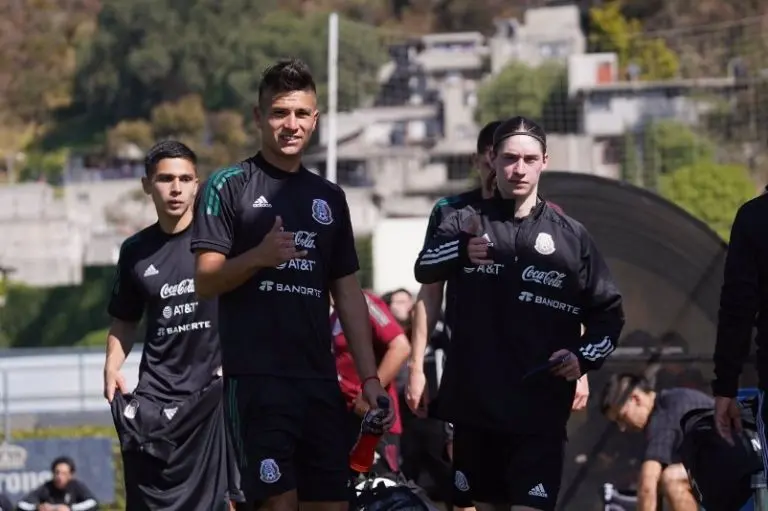 Benjamín Galdames con Marcelo Flores en un entrenamiento del 'Tri' sub-20 - Twitter @miseleccionmxen