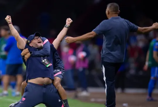 Andrés Lillini festejó eufórico en el Estadio Azteca.