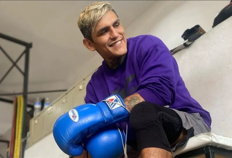 Peleador mexicano de MMA golpea a hombre por grafitear su auto