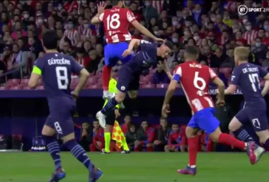 Felipe le abre la cabeza a Foden en lo mejor del 1T del Atlético vs Manchester City