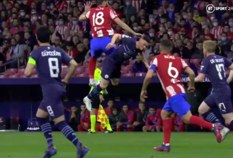 Felipe le abre la cabeza a Foden en lo mejor del 1T del Atl&eacute;tico vs Manchester City