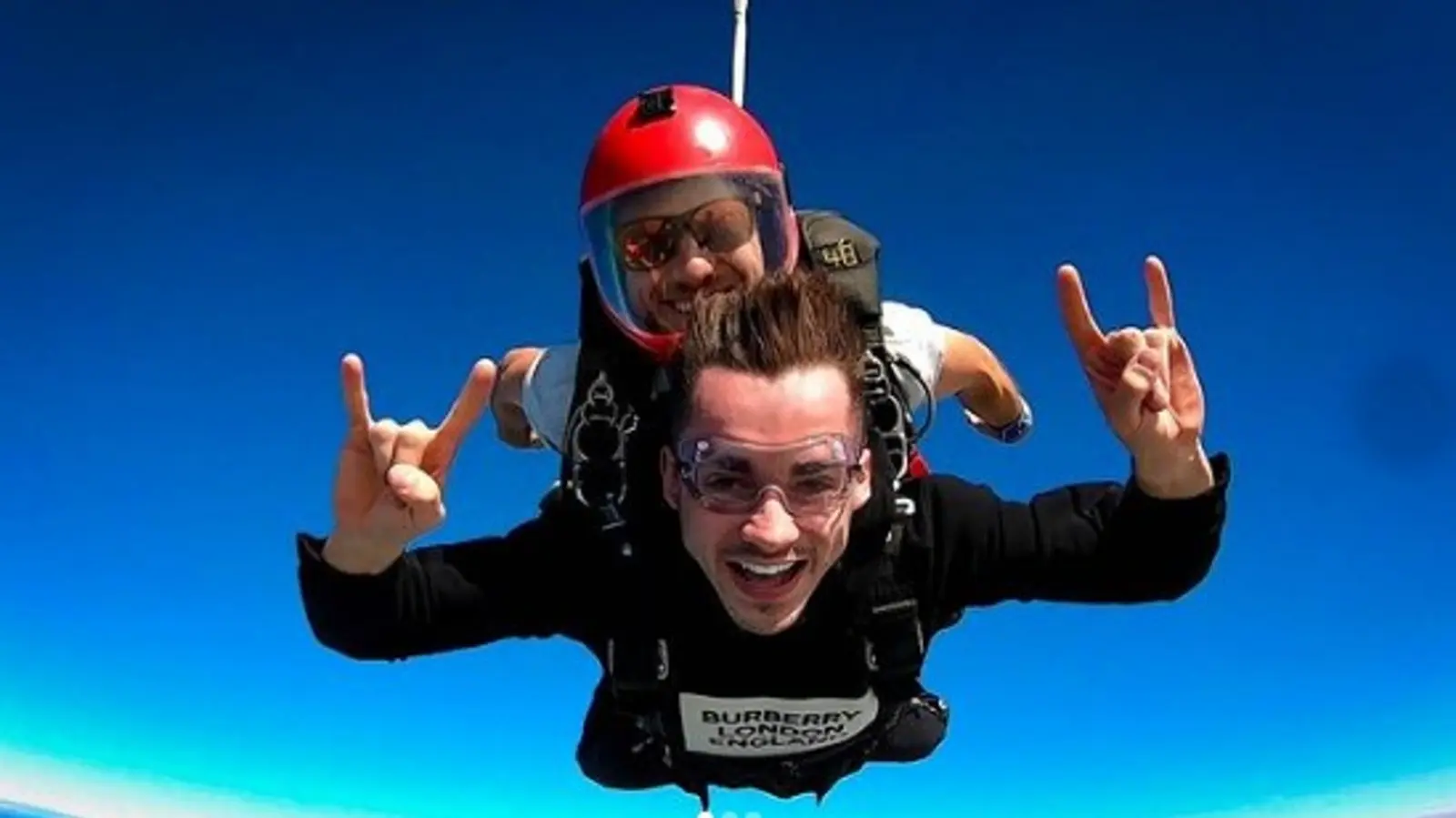 Además de correr, a Charles le gusta tocar la guitarra y el piano, la moda, las actividades extremas y el futbol.