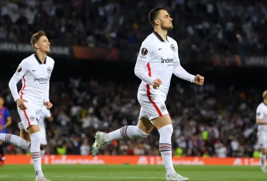 Penal al 4 y GOLAZO de Santos Borré dan ventaja al Eintracht sobre Barcelona