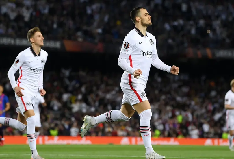 Penal al 4 y GOLAZO de Santos Borré dan ventaja al Eintracht sobre Barcelona Penal al 4 y GOLAZO de Santos Borré dan ventaja al Eintracht sobre Barcelona