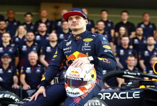 Max Verstappen tiene 24 años, es de origen neerlandés y ya fue campeón de la Fórmula 1. Su escudería es Red Bull. 