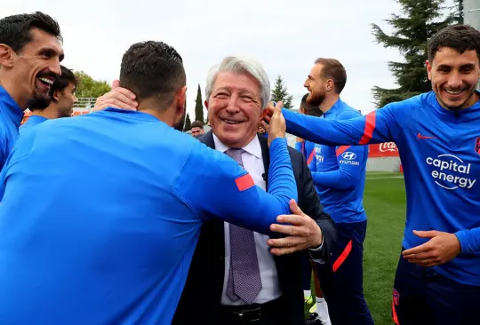 Cerezo con los jugadores del Atlético