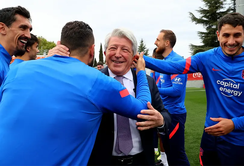 Cerezo con los jugadores del Atl&eacute;tico