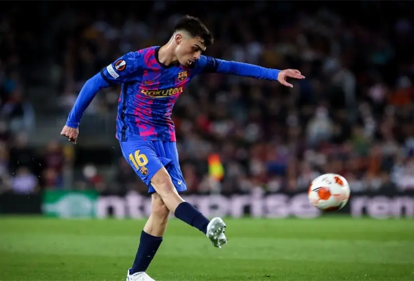 Pedri sali&oacute; tocado del duelo ante el Frankfurt.