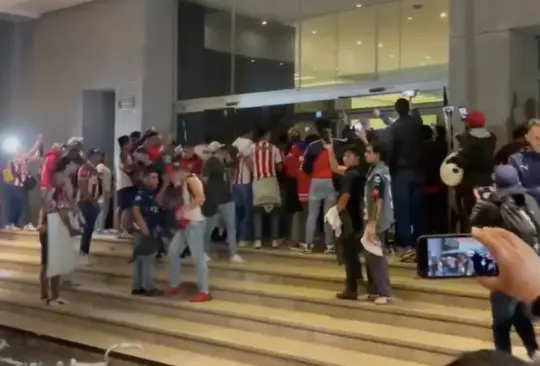 Aficionados de Chivas buscaron increpar a los jugadores.