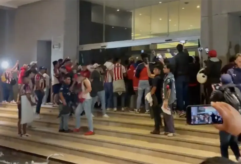Aficionados de Chivas buscaron increpar a los jugadores. Aficionados de Chivas buscaron increpar a los jugadores.