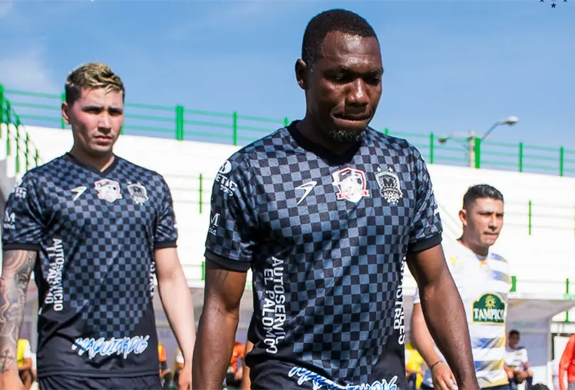 Walter Ayov&iacute; ahora la rompe en el llano.