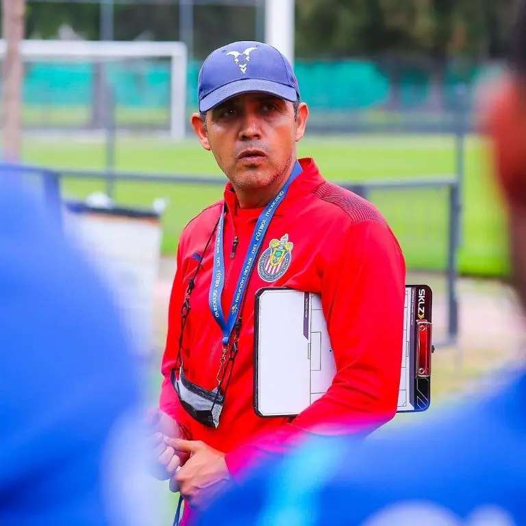 Ricardo Cadena ocupó el puesto que dejó vacante Leaño. Foto: Instagram @Chivas.