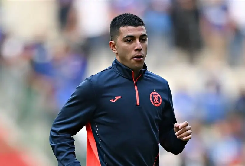 Erik Lira previo a un partido de Cruz Azul