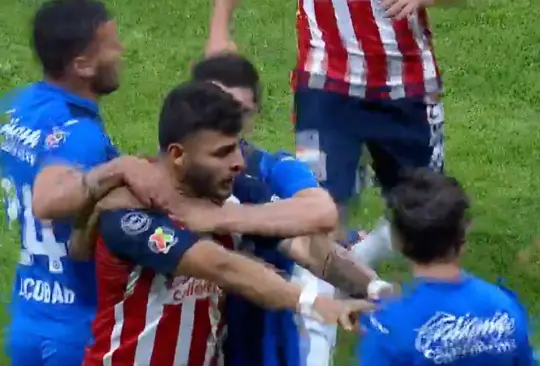 Alexis Vega perdió la cabeza durante el Cruz Azul vs Chivas