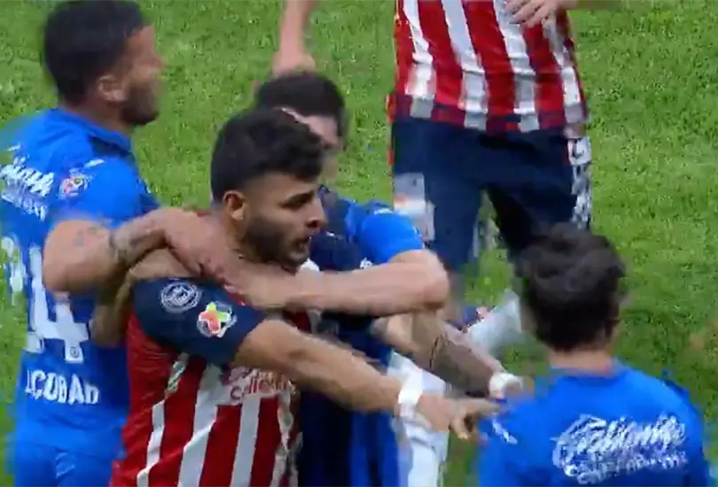 Alexis Vega perdi&oacute; la cabeza durante el Cruz Azul vs Chivas