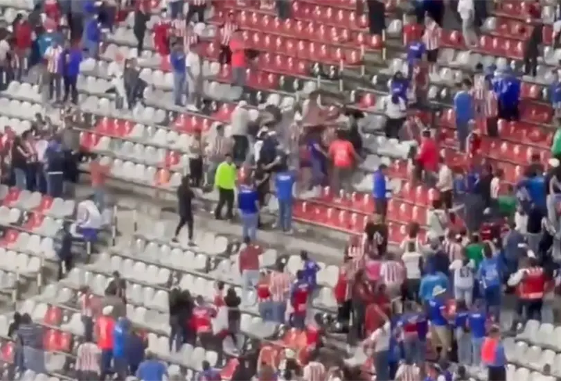 Hubo una bronca entre aficionados al término del Cruz Azul vs Chivas Hubo una bronca entre aficionados al término del Cruz Azul vs Chivas