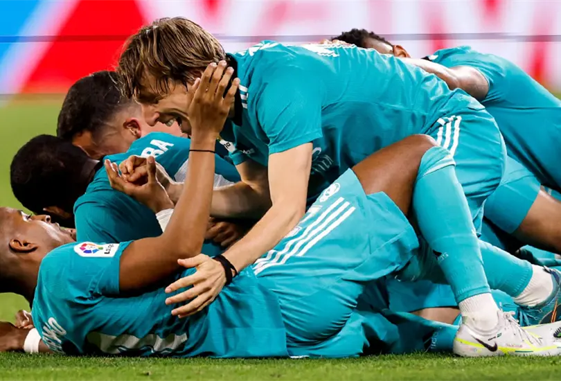 Real Madrid gana 3-2 al Sevilla con polémica; Tecatitio luce con asistencia Real Madrid gana 3-2 al Sevilla con polémica; Tecatitio luce con asistencia