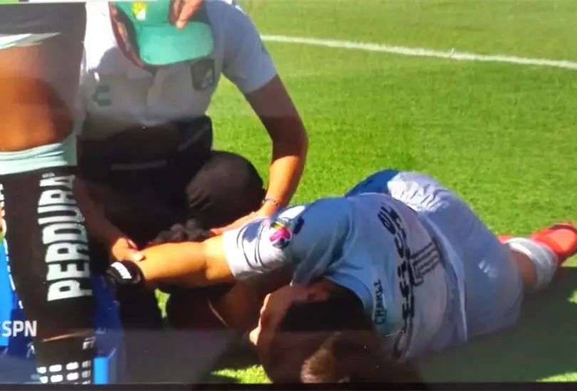 Portera de Le&oacute;n reclama a narrador que dijo que se qued&oacute; tirada por "verg&uuml;enza"