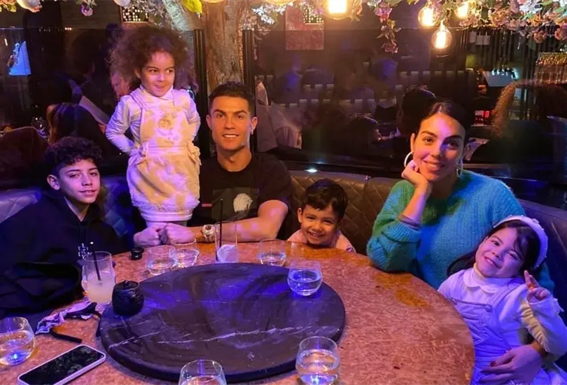 Cristiano Ronaldo y Georgina Rodríguez tienen una extensa familia. Cristiano Ronaldo y Georgina Rodríguez tienen una extensa familia.